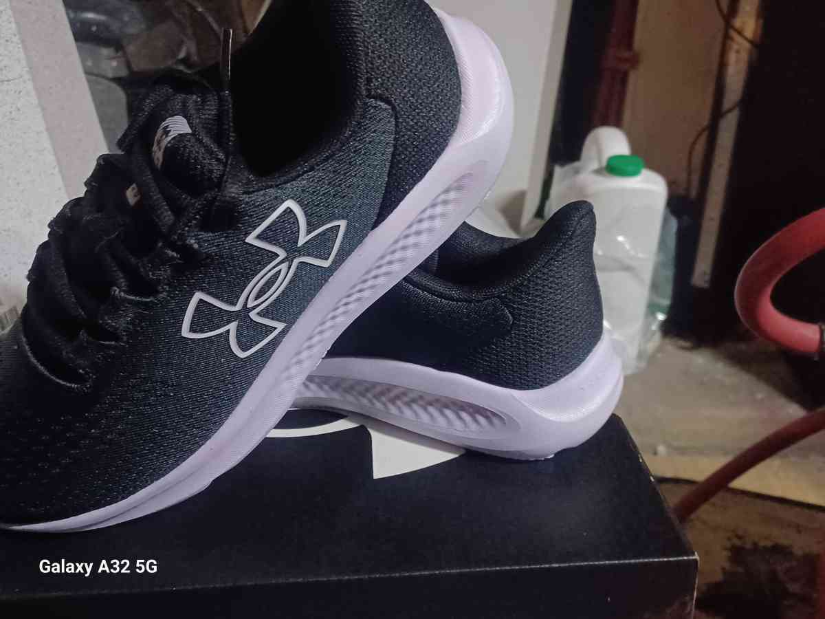 Under Armour Charged Prusuit