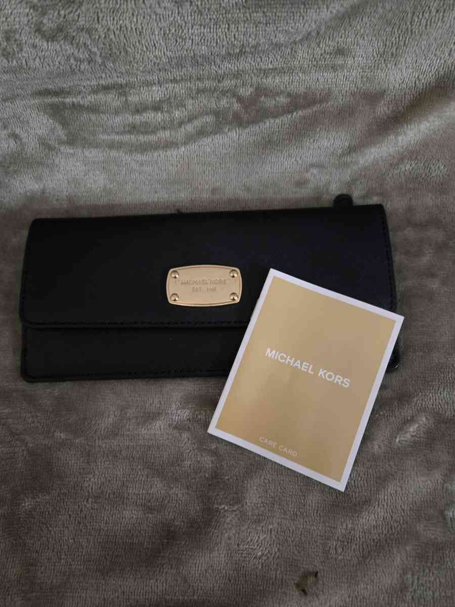 MICHAEL KORS BLACK SAFFIANO LEATHER SNAP WALLET