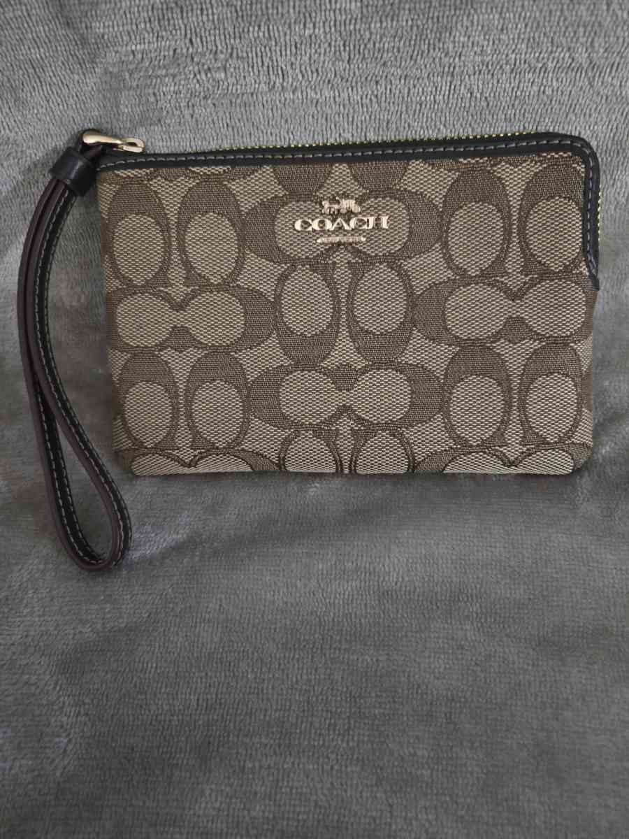 COACH CORNER ZIP WRISTLET IN SINATURE CANVAS KHAKI BROWN F58