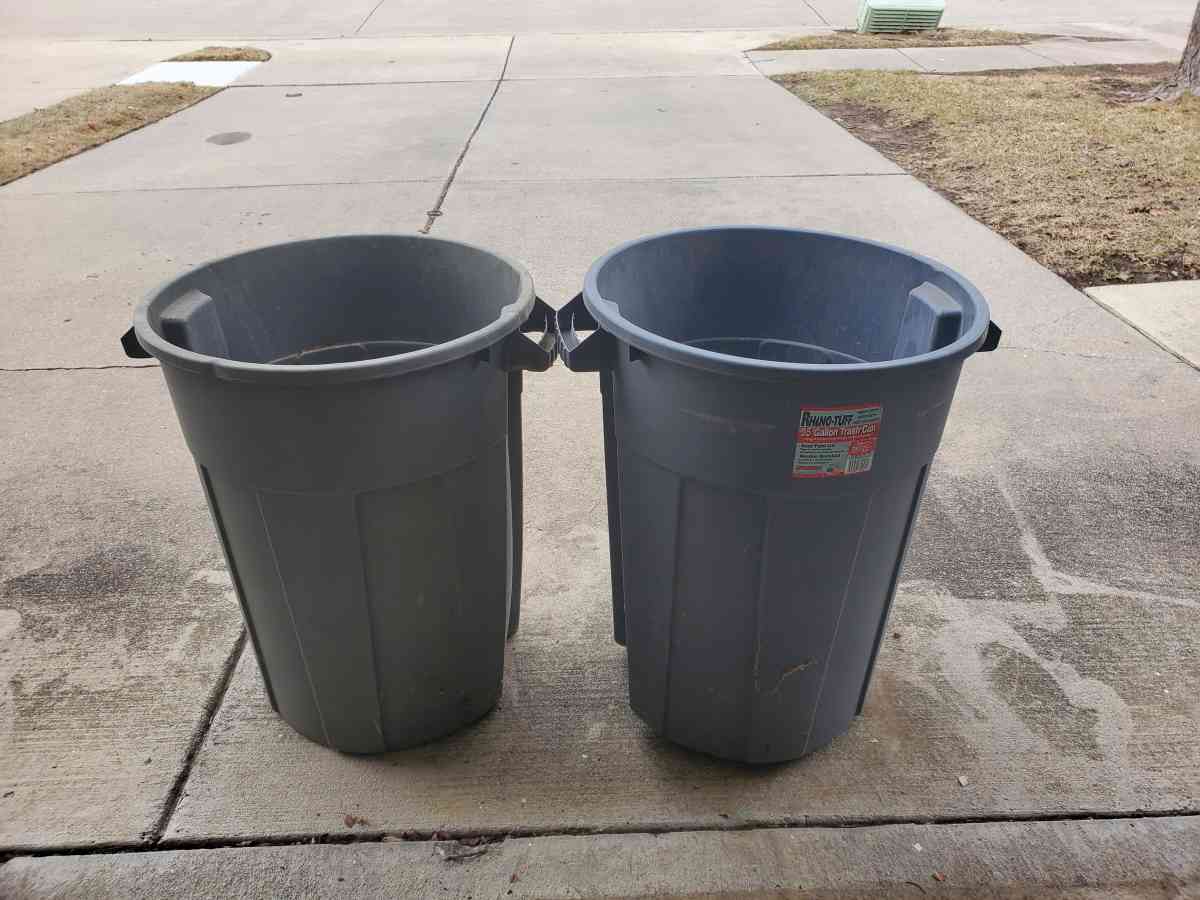 Trash Bins  35 Gallon  Set of 2