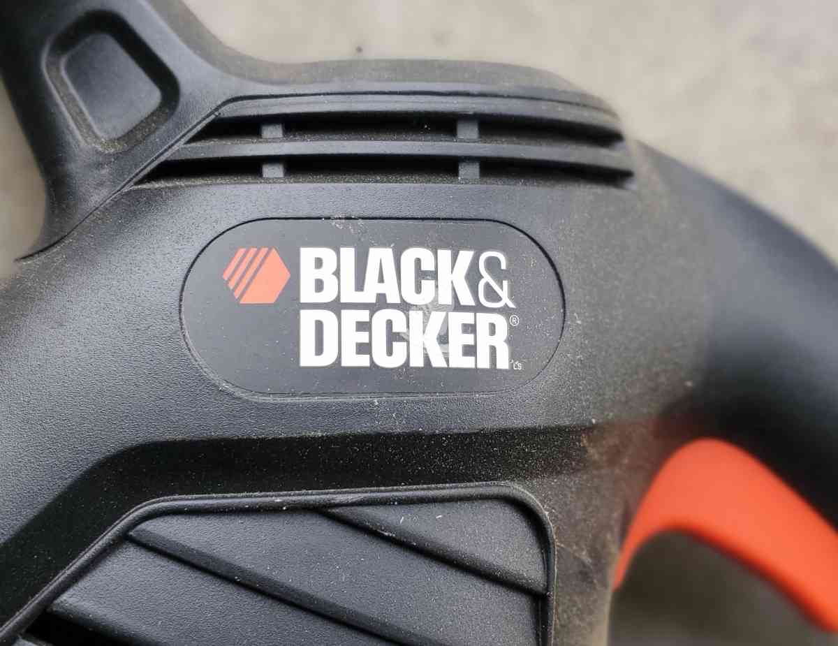 Black  Decker  Electric Corded Hedge Clipper 17  120V  28 Am