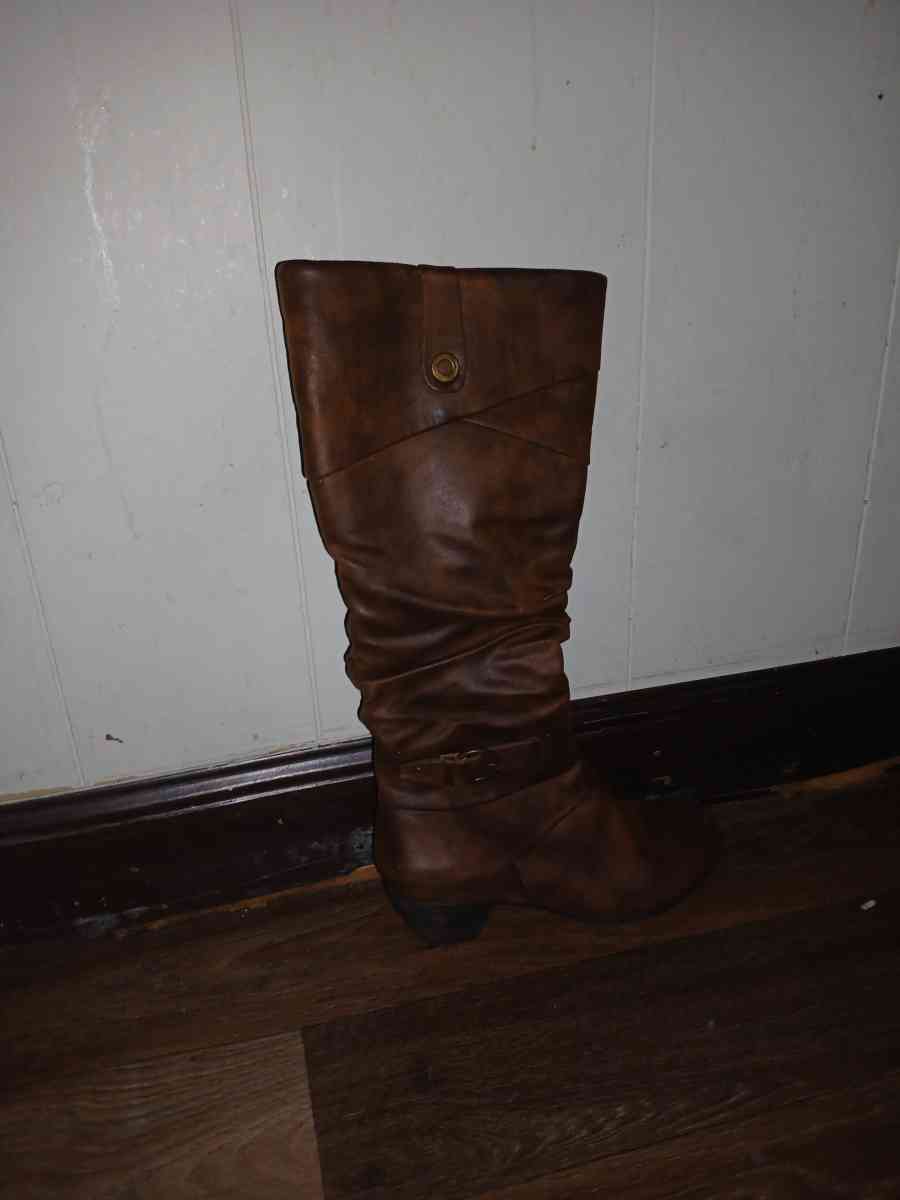 a pair of women boots size 6 and a womens medium jacket tree