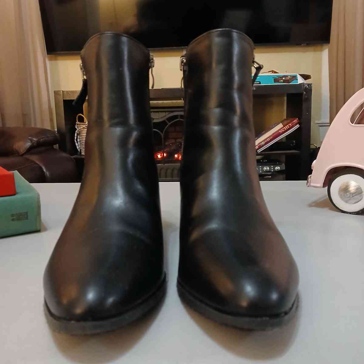 Rouge Helium Black women boots size 10