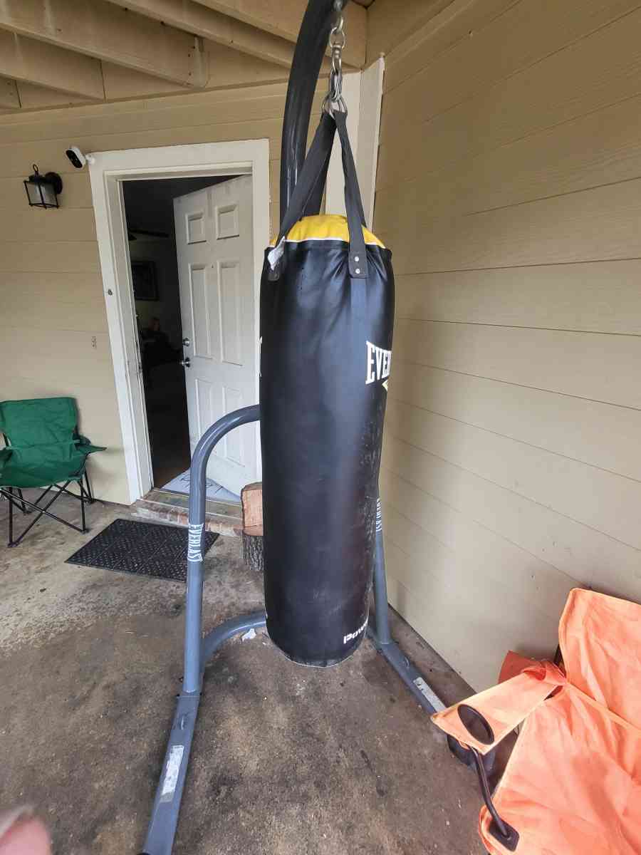 100lb everlast punching bag with 8ft metal everlast stand