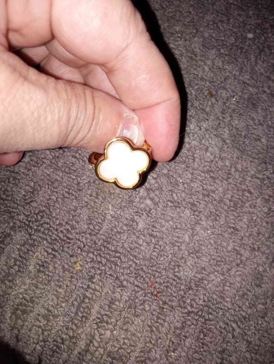 cloverleaf style design ring