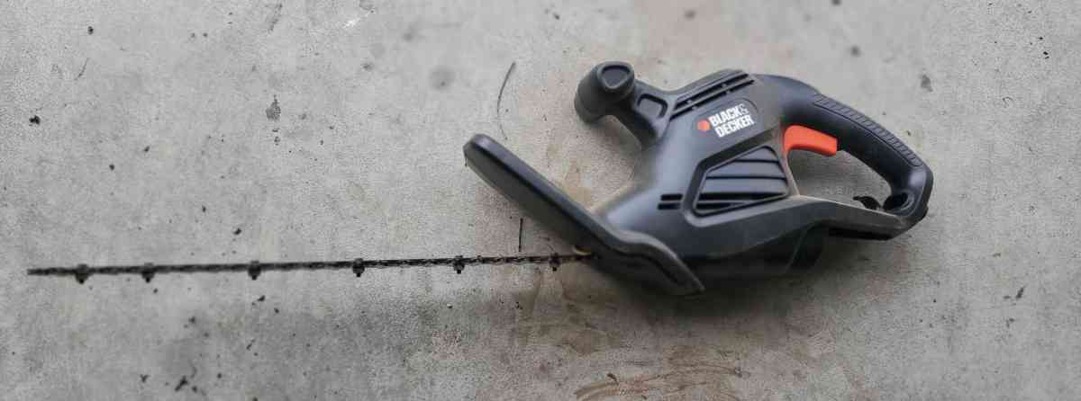 Black  Decker  Electric Corded Hedge Clipper 17  120V  28 Am