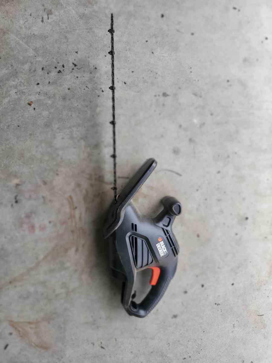 Black  Decker  Electric Corded Hedge Clipper 17  120V  28 Am