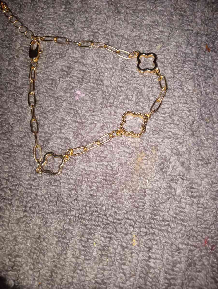 Cloverleaf style bracelet
