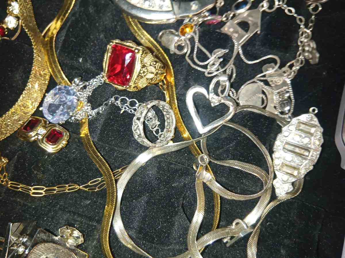 bunch of nice jewelry lots of real mostly silver