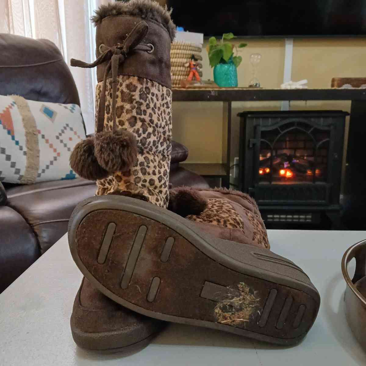 SO Wear it Declare it Snow Boots for Women Size 8