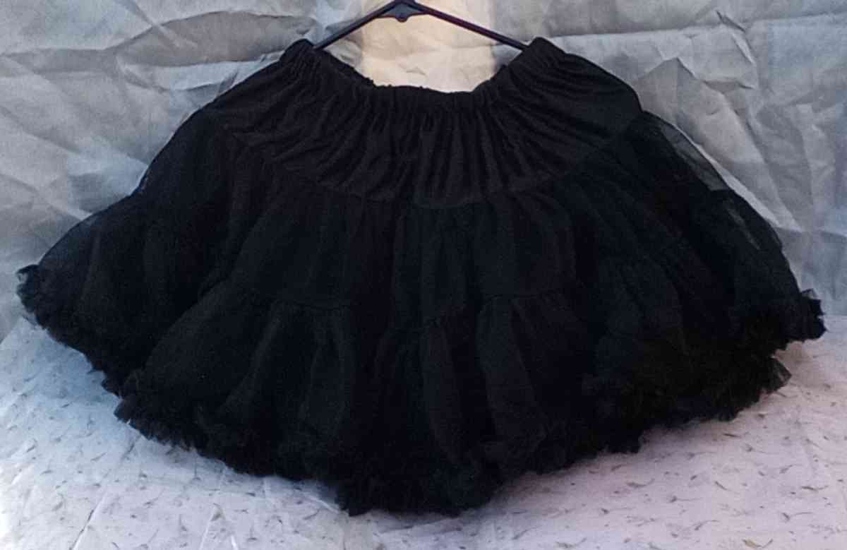 4 to 5yrs Black TuTu Pettiskrt NWT Button Cinchers
