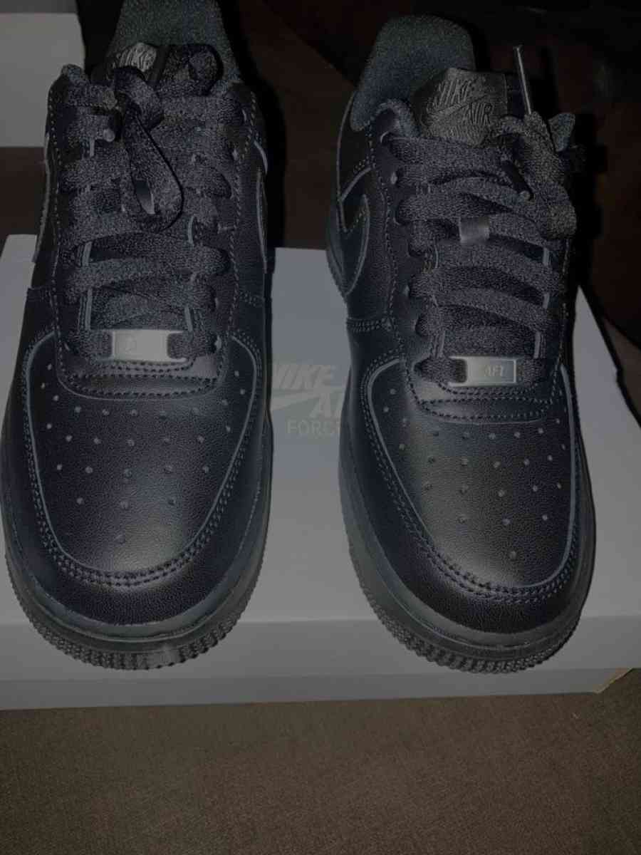 Black air forces 1s
