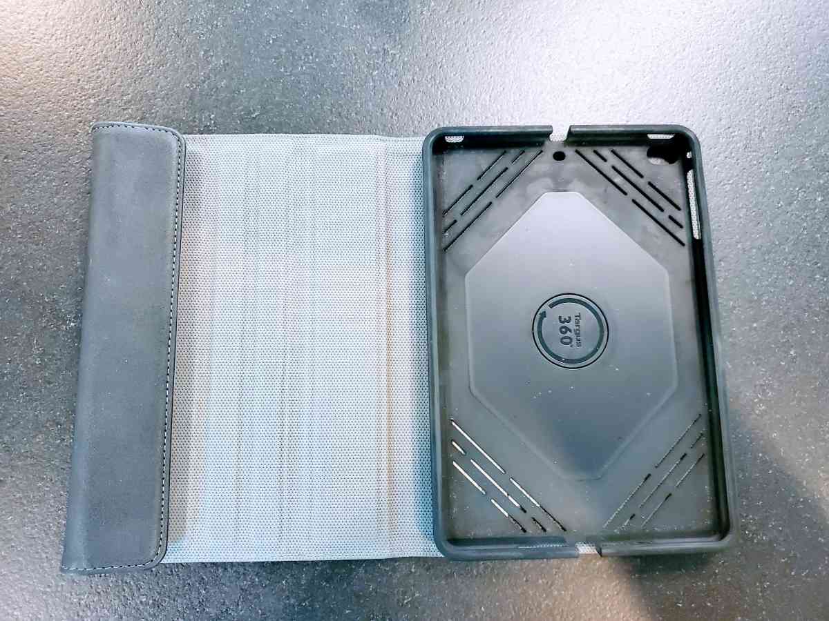 Targus  VersaVu Slim 360 Polycarbonate Folio for 79 iPad   M