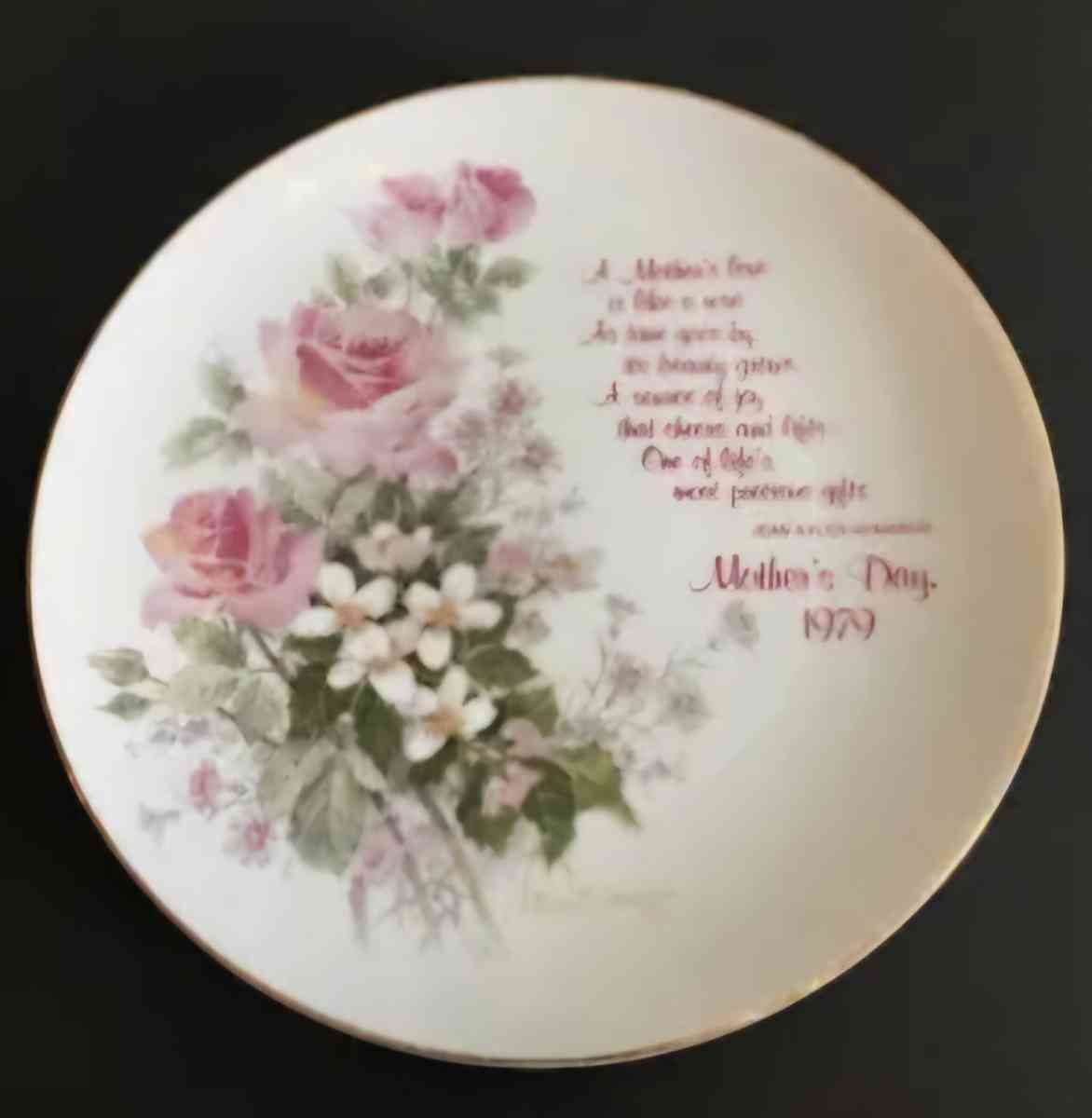 Mothers Day 1979 Commemorative Plate Robert  Laessig Designe