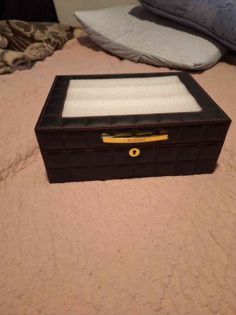 Humidor cigar box with humidifier and key