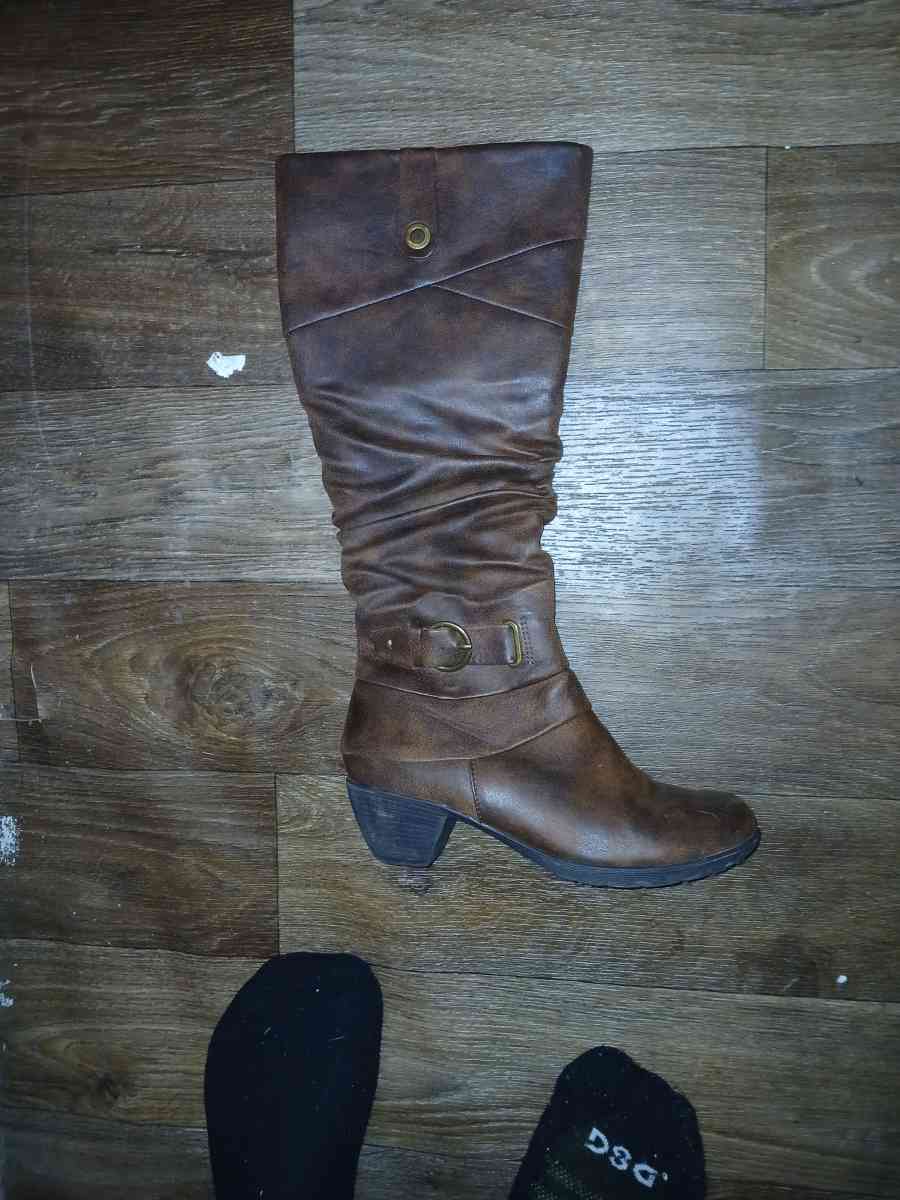 a pair of women boots size 6 and a womens medium jacket tree