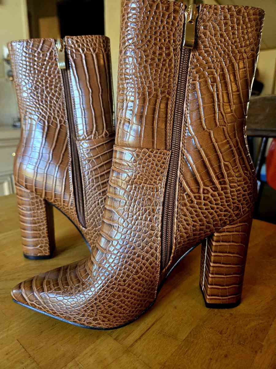 Womens Lulus pointed toe crocodile boots