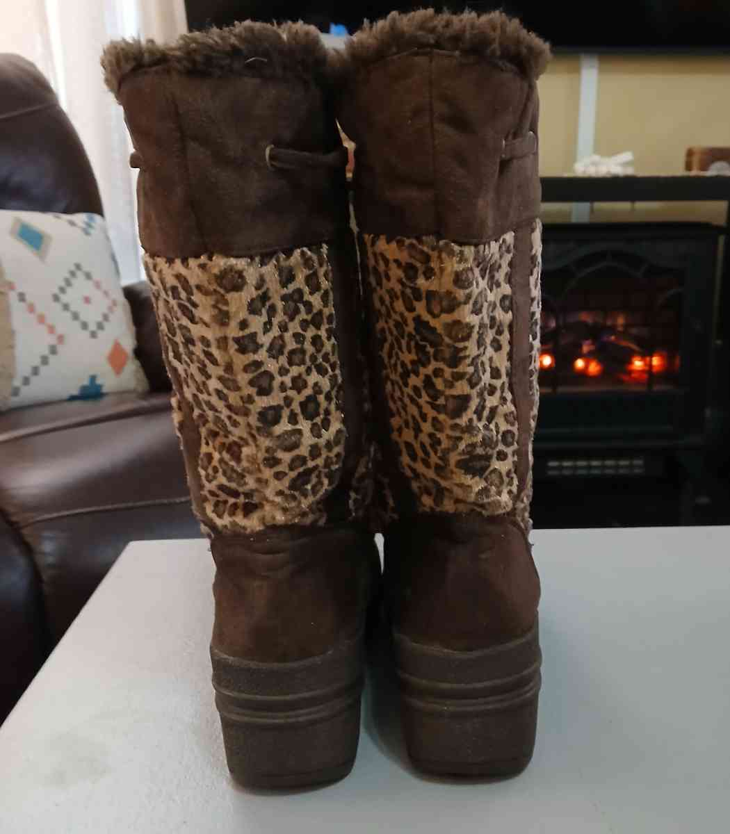 SO Wear it Declare it Snow Boots for Women Size 8