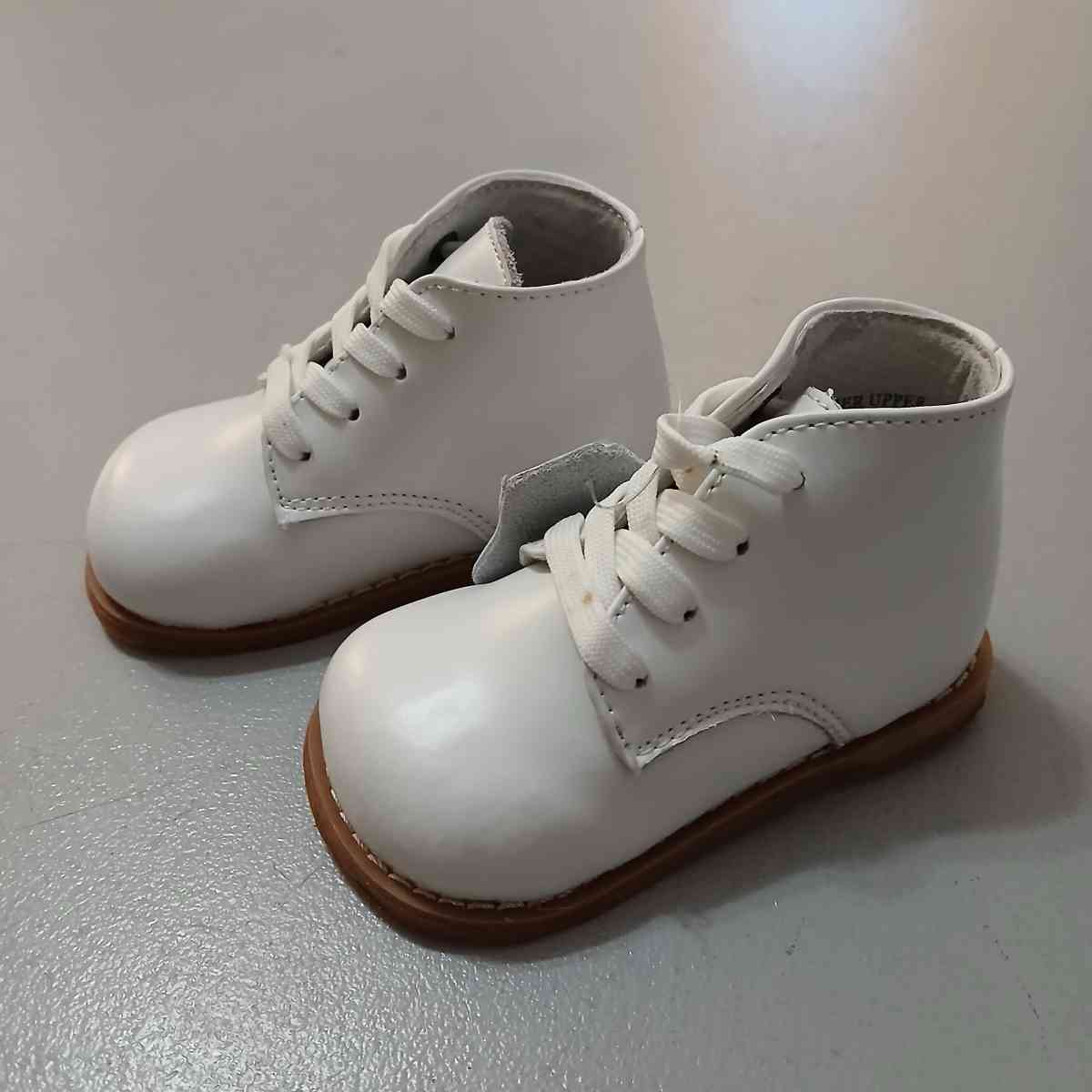 Cavoo Walker Baby Unisex white shoes size 3