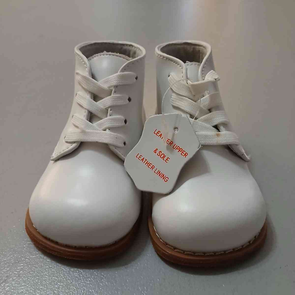 Cavoo Walker Baby Unisex white shoes size 3