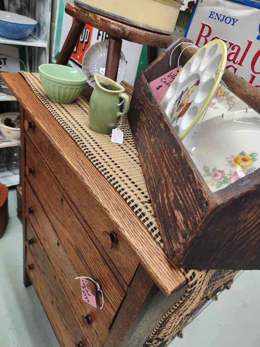 Vintage oak 5 drawer dresser or chest