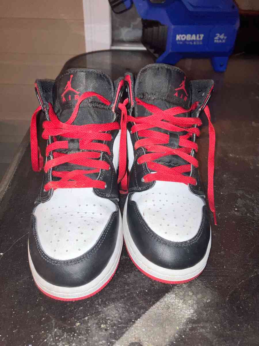Nike Jordan 1 zise 5 they do have creases and are clean