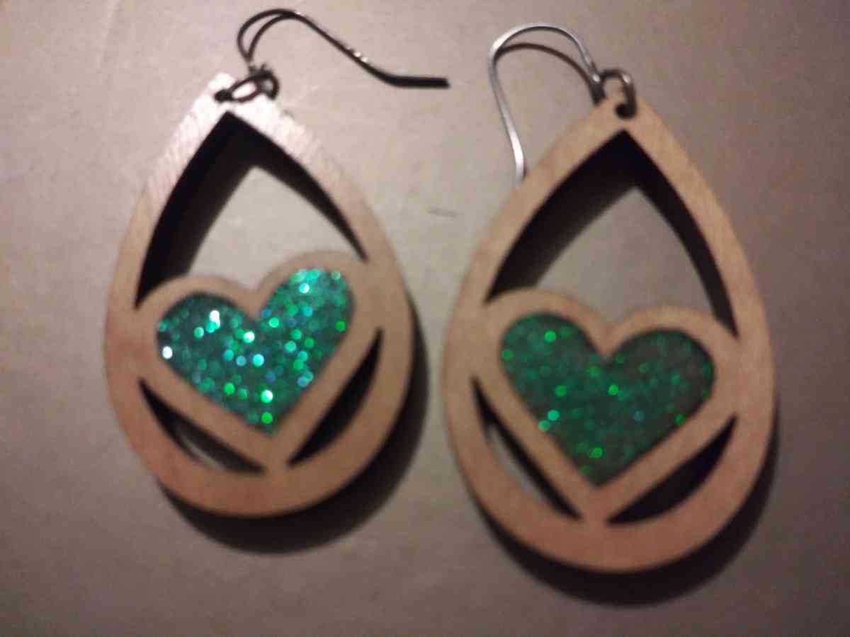 womans earings and neclaus