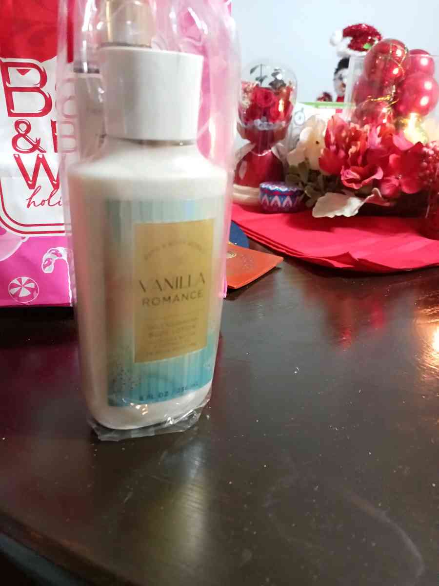 BATH AND BODY WORKS SET OF 2