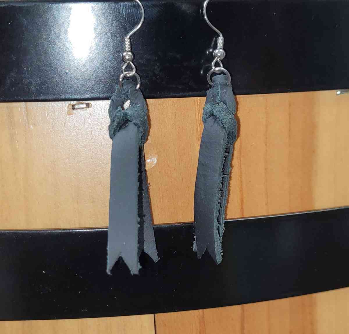 Leather ribbon earrings