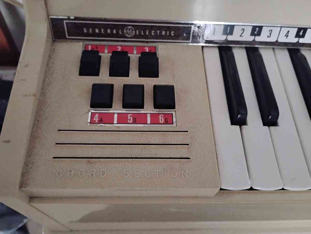 VINTAGE GENERAL ELECTRIC TABLE TOP ORGAN