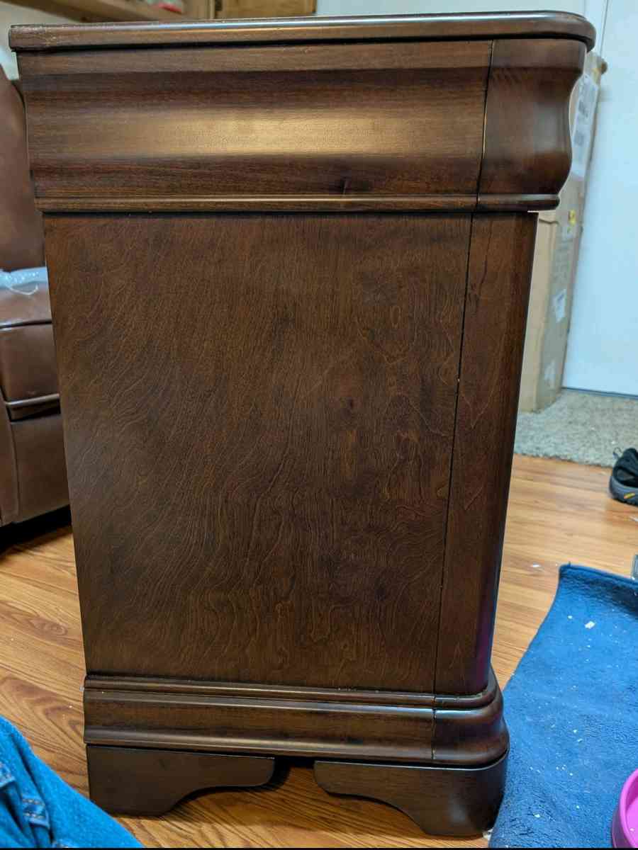 Pocket House Brand 3 Drawer Nightstand