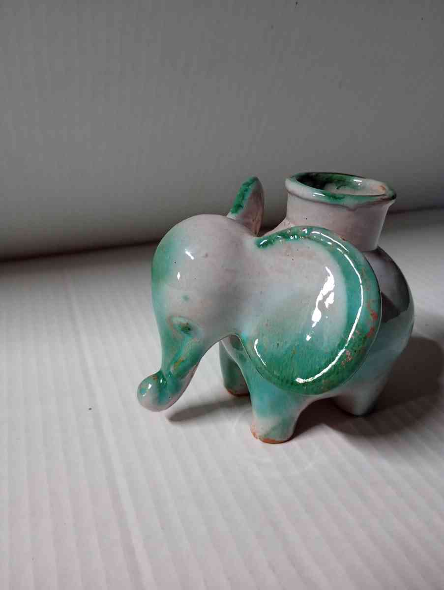 very rear elephant match holder
