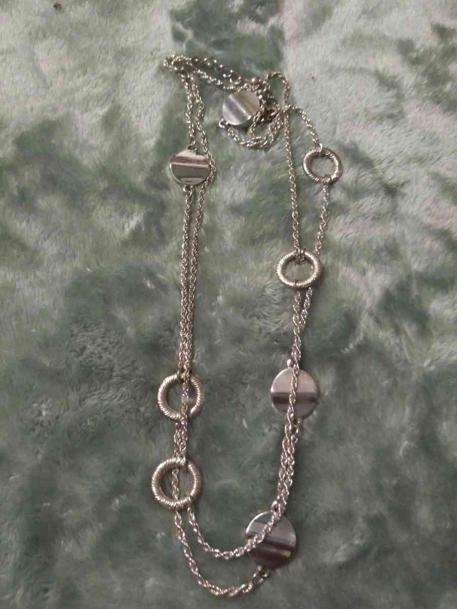 womans earings and neclaus