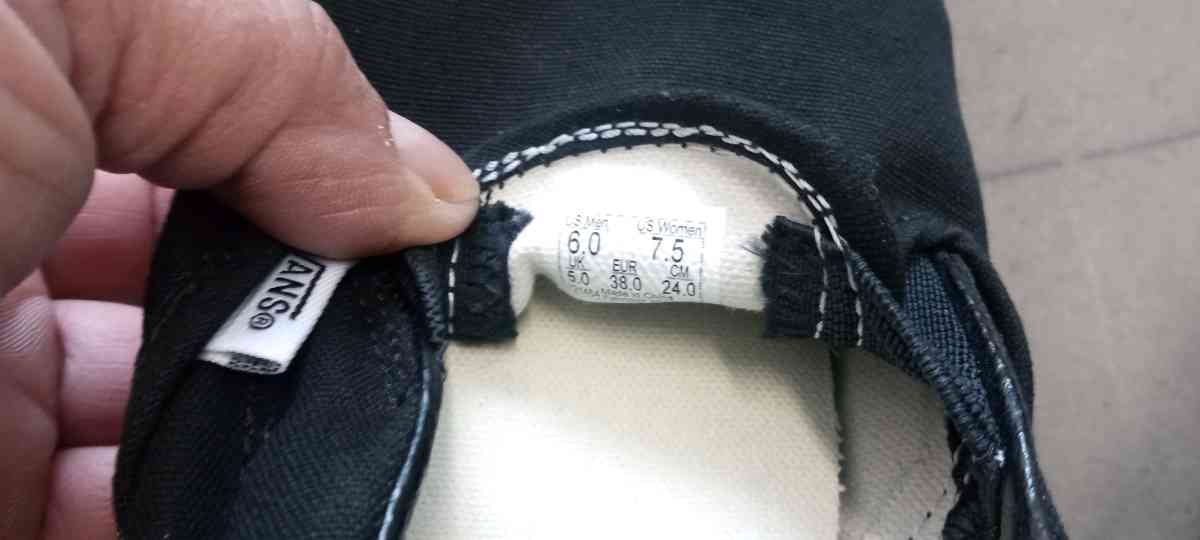 the shoes type vans size 6