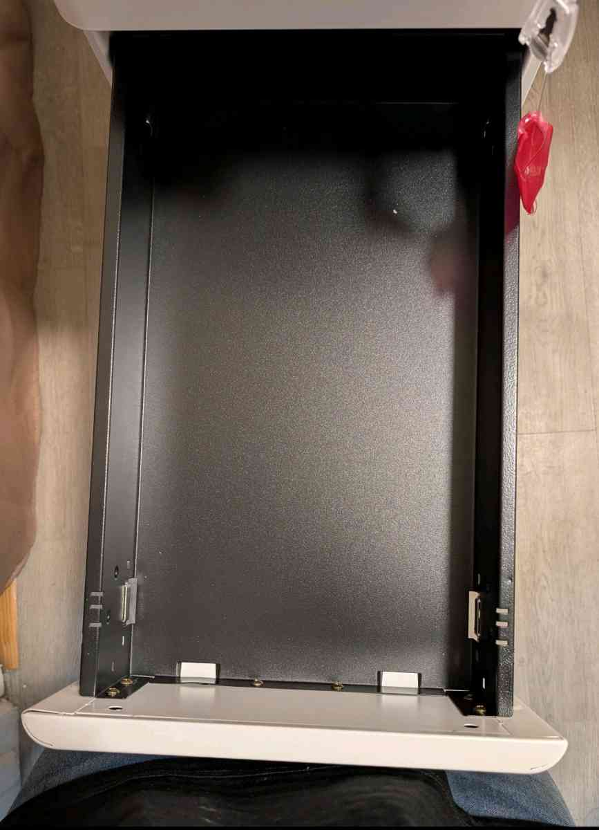 Three drawer lockable vertical filing cabinet