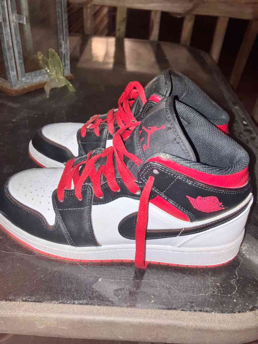 Nike Jordan 1 zise 5 they do have creases and are clean