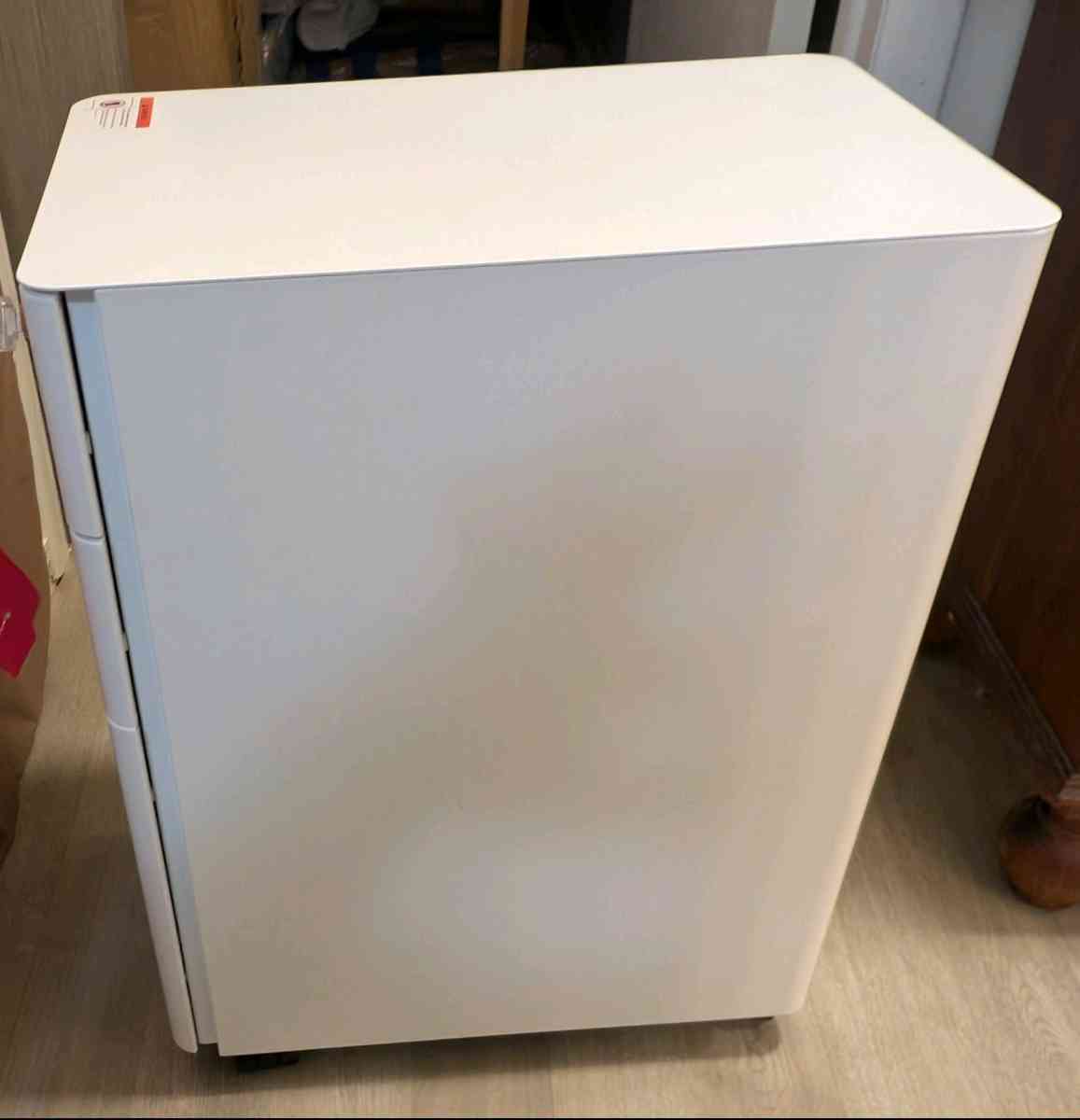 Three drawer lockable vertical filing cabinet