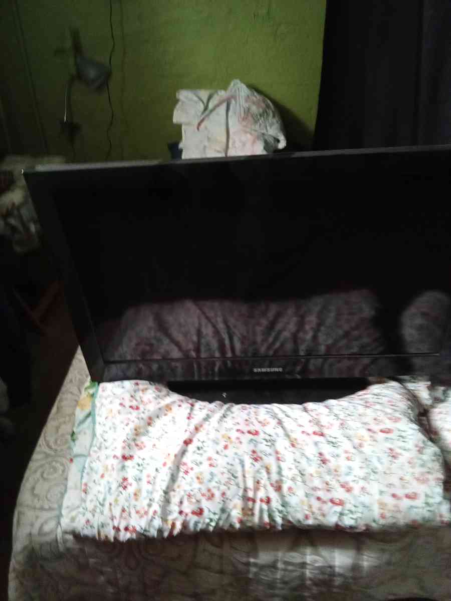 32 inch TV with remote