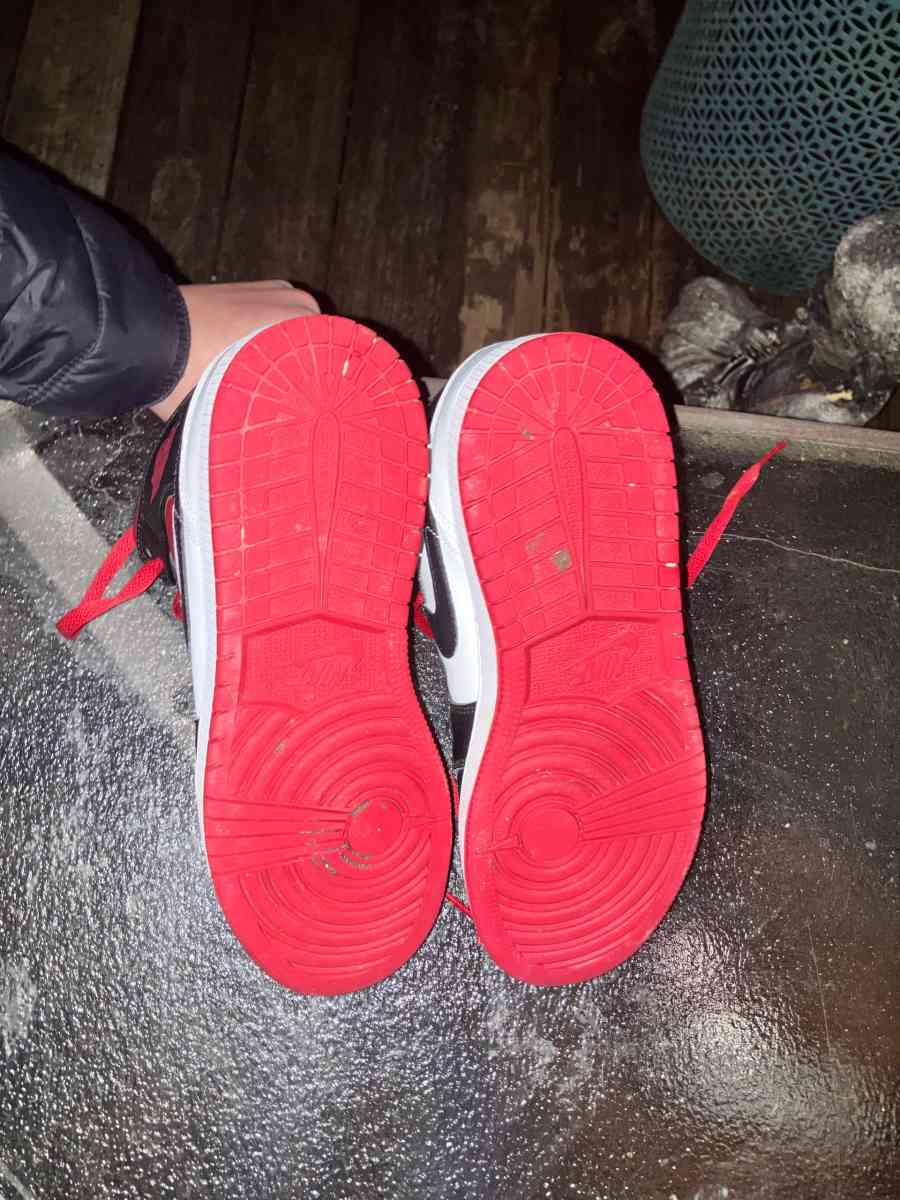 Nike Jordan 1 zise 5 they do have creases and are clean