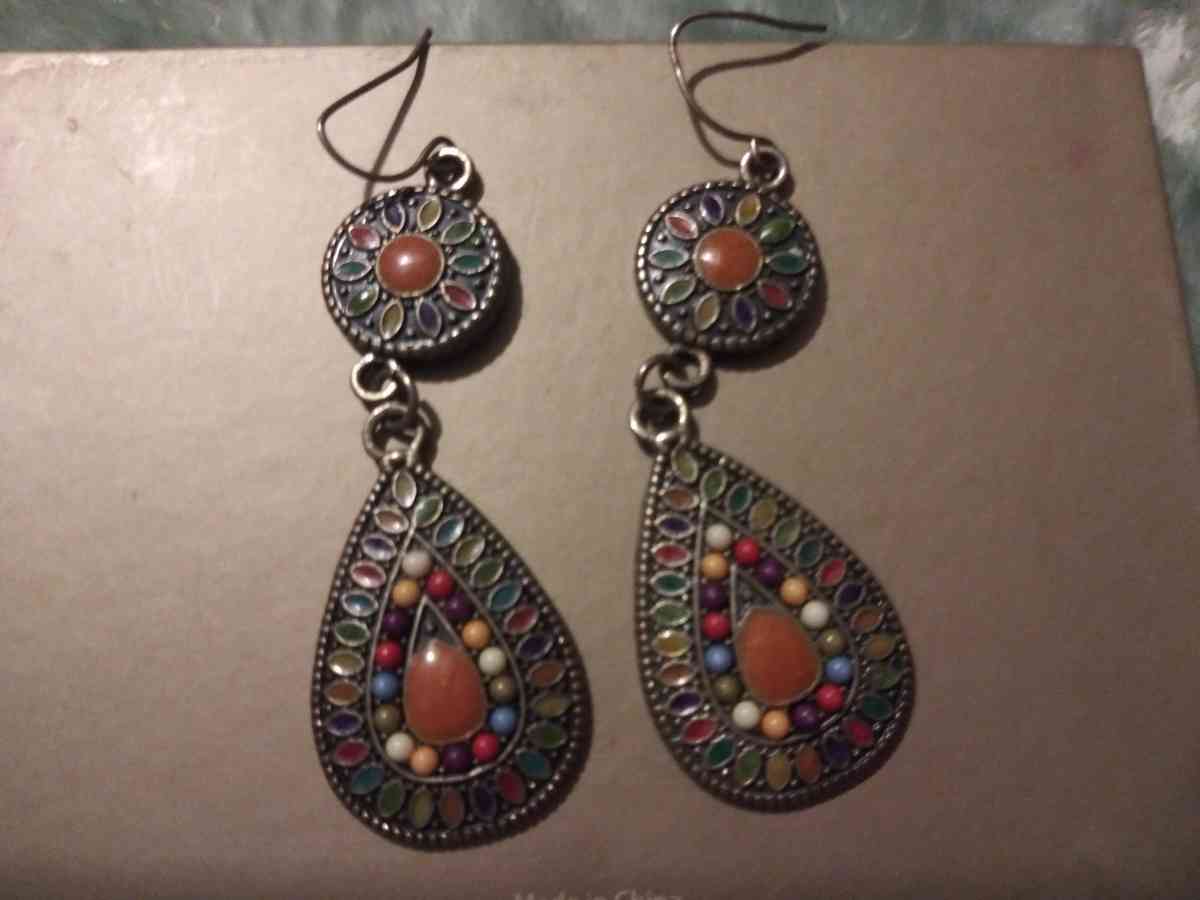 womans earings and neclaus