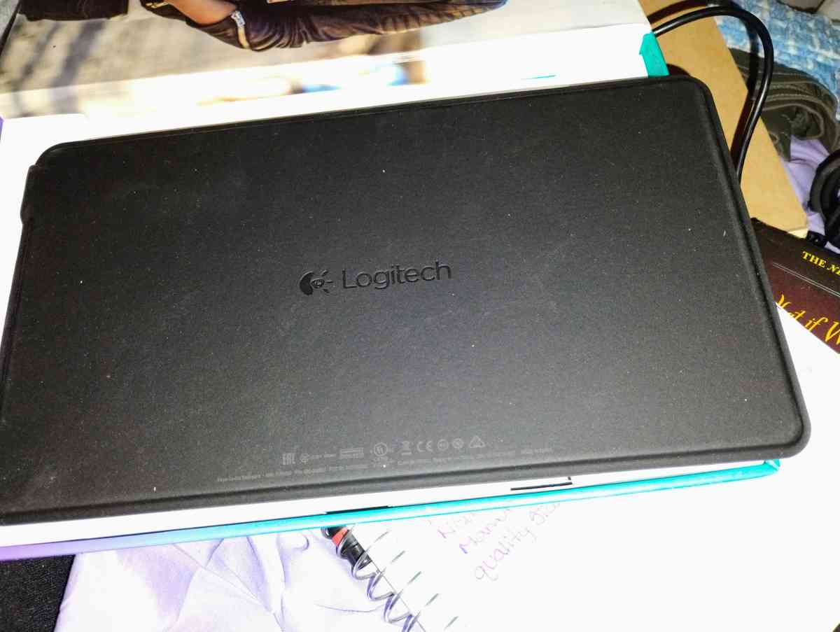 Logitech KeystoGo 92000698 Ultra Portable Bluetooth keyboard