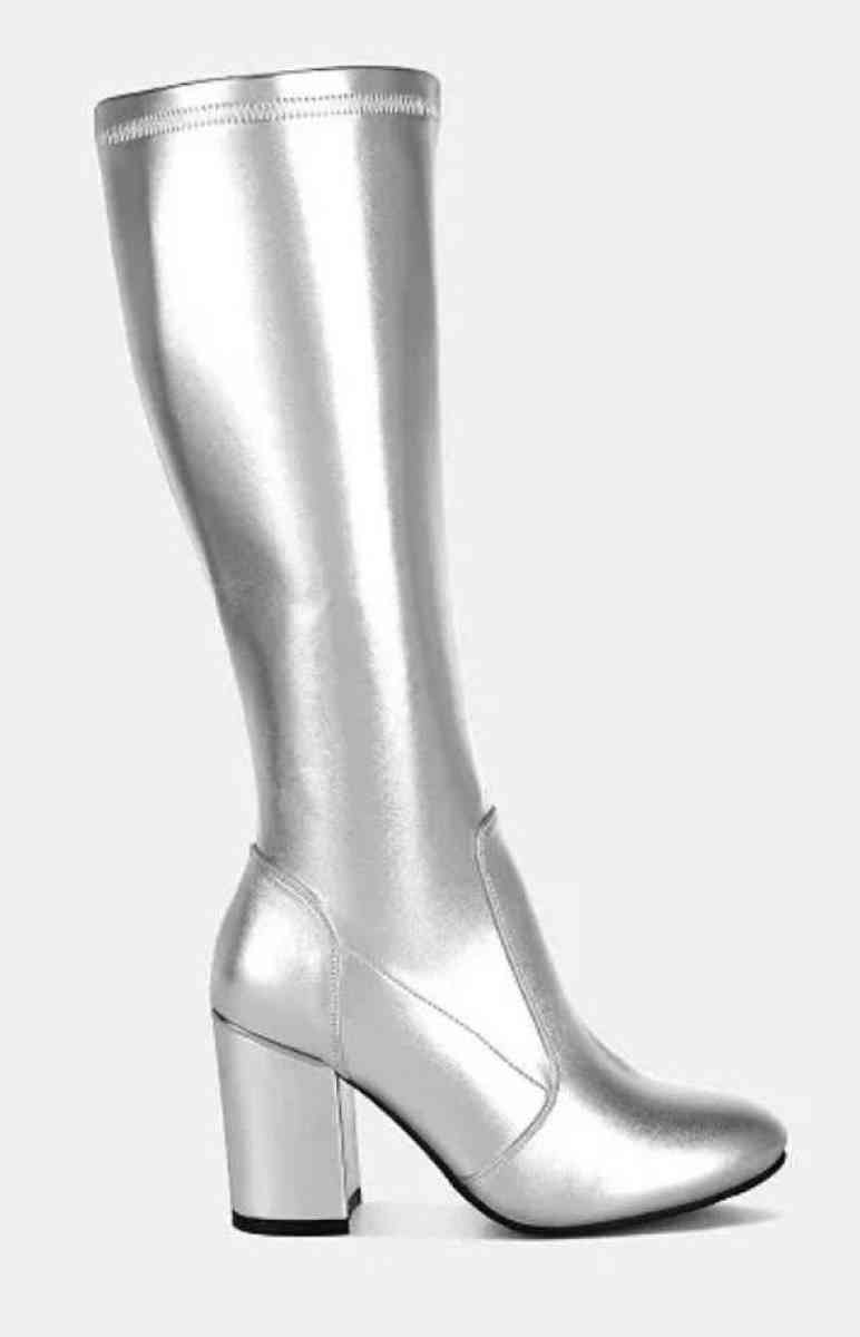 Brand new size 7 boot never worn