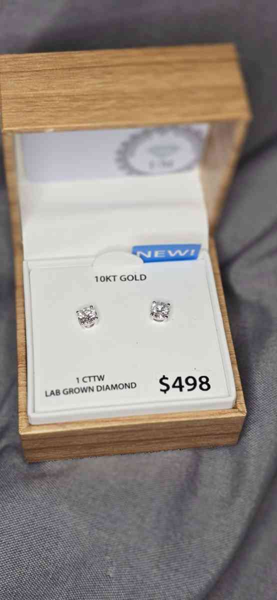 Diamond Earrings in gold