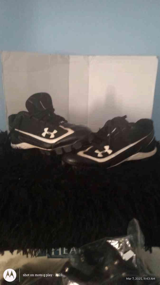 Baseball softball cletes