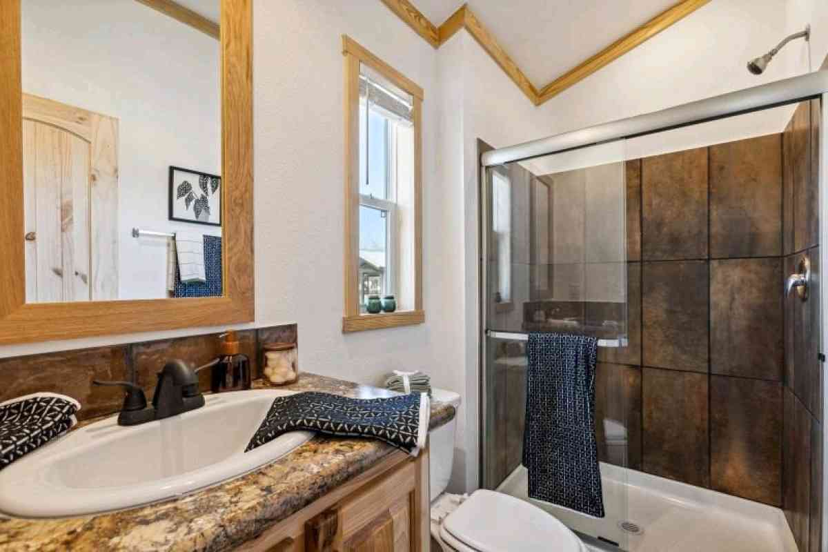 Compact Cabin with 1 bedroom and 1 bathroom with porch