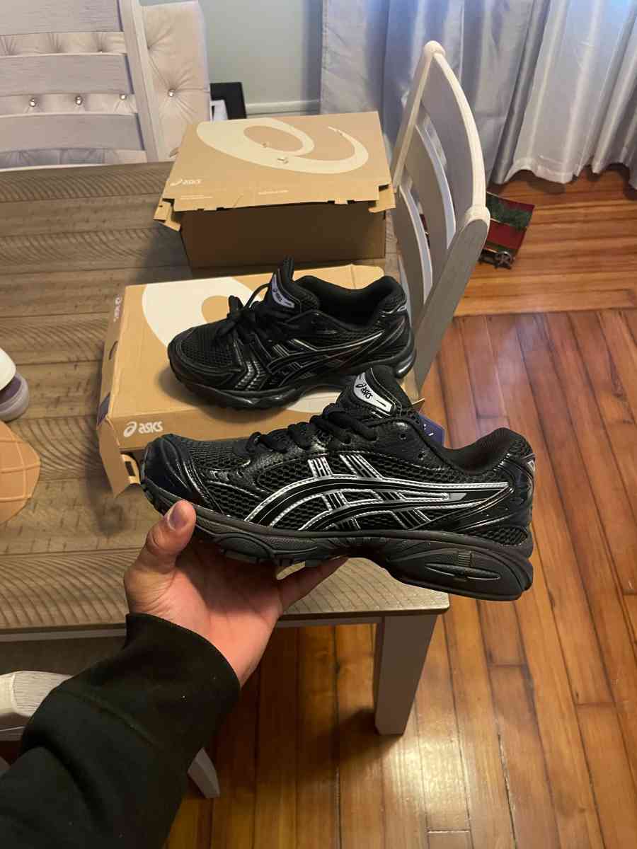 ASICS Kayano 14 in black and grey size 8