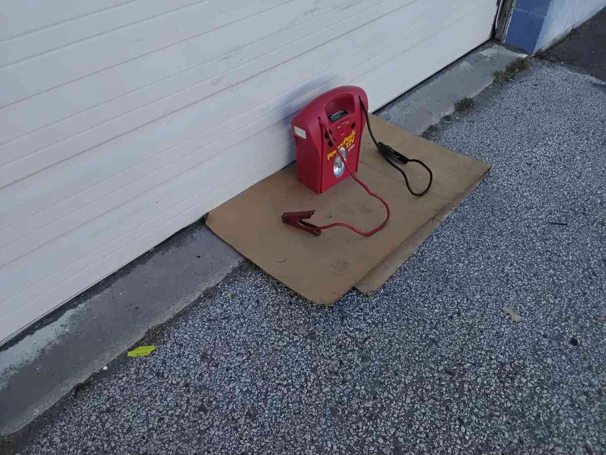 Nice 12 Volt Battery Jump Pack and with Light Like New