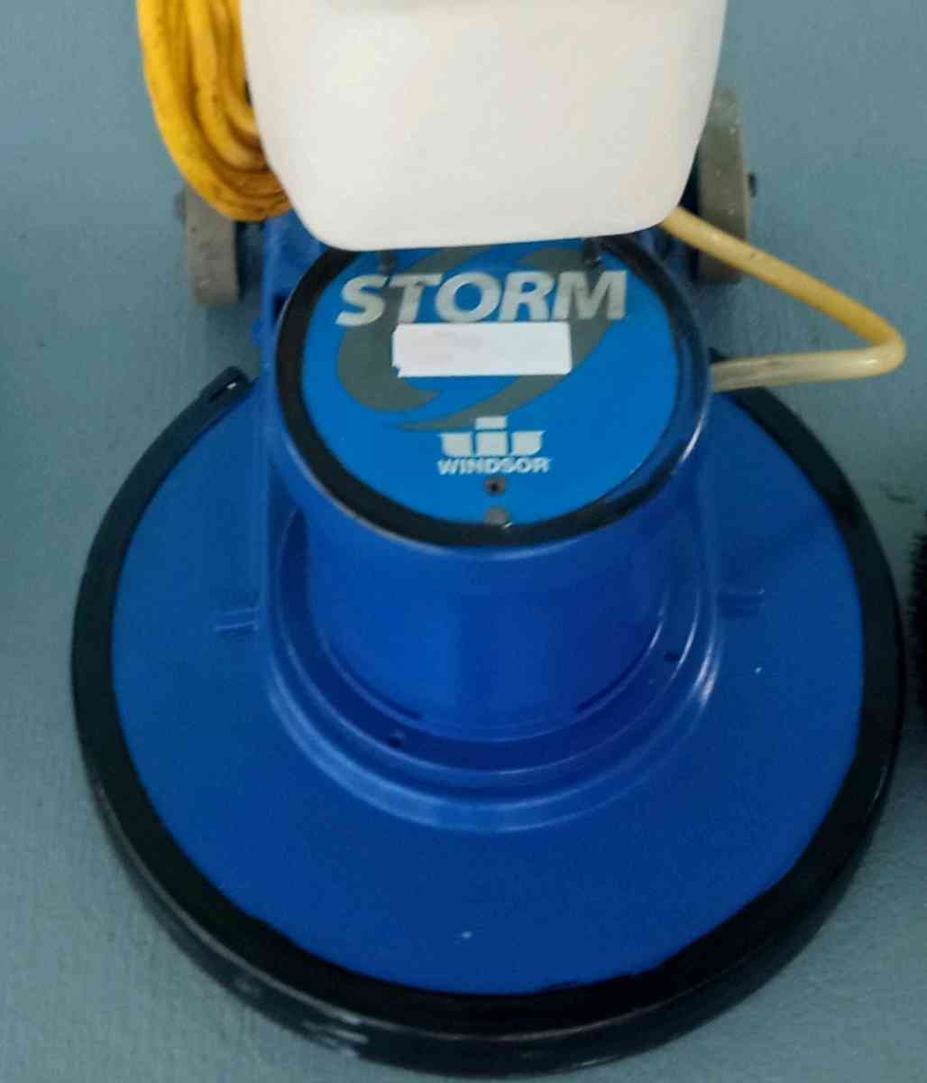 machine to polish floors or remove wax