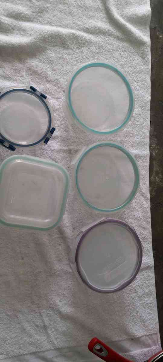 five toppers with lids