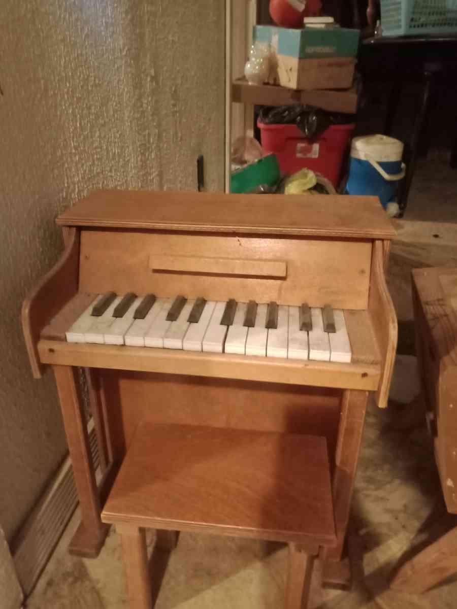 vintage 24 key Casspinette child toy piano